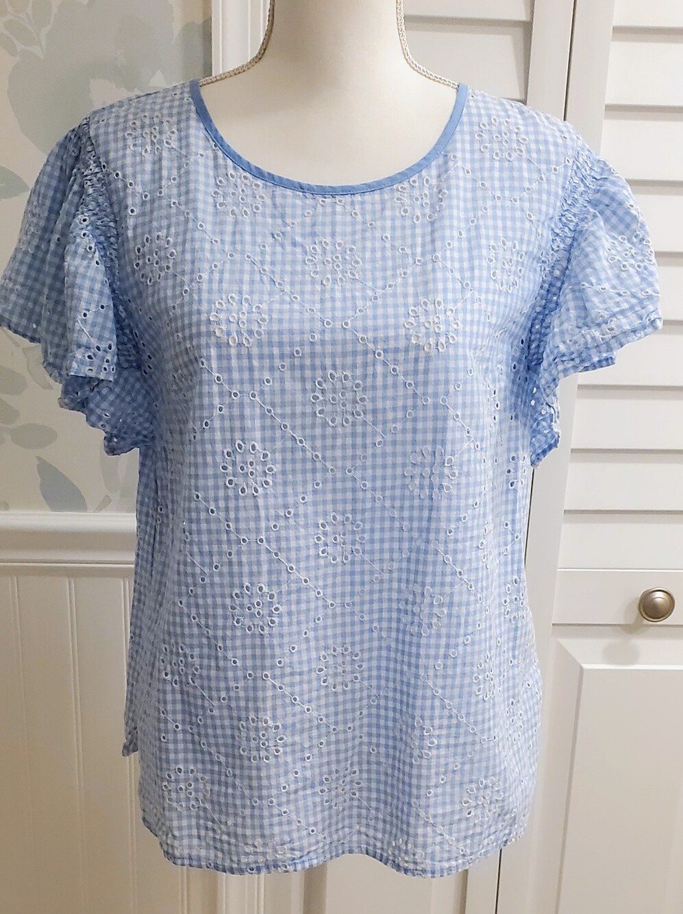 Crown & Ivy Light Blue & White Eyelet Gingham Flutter Sleeve Top Medium